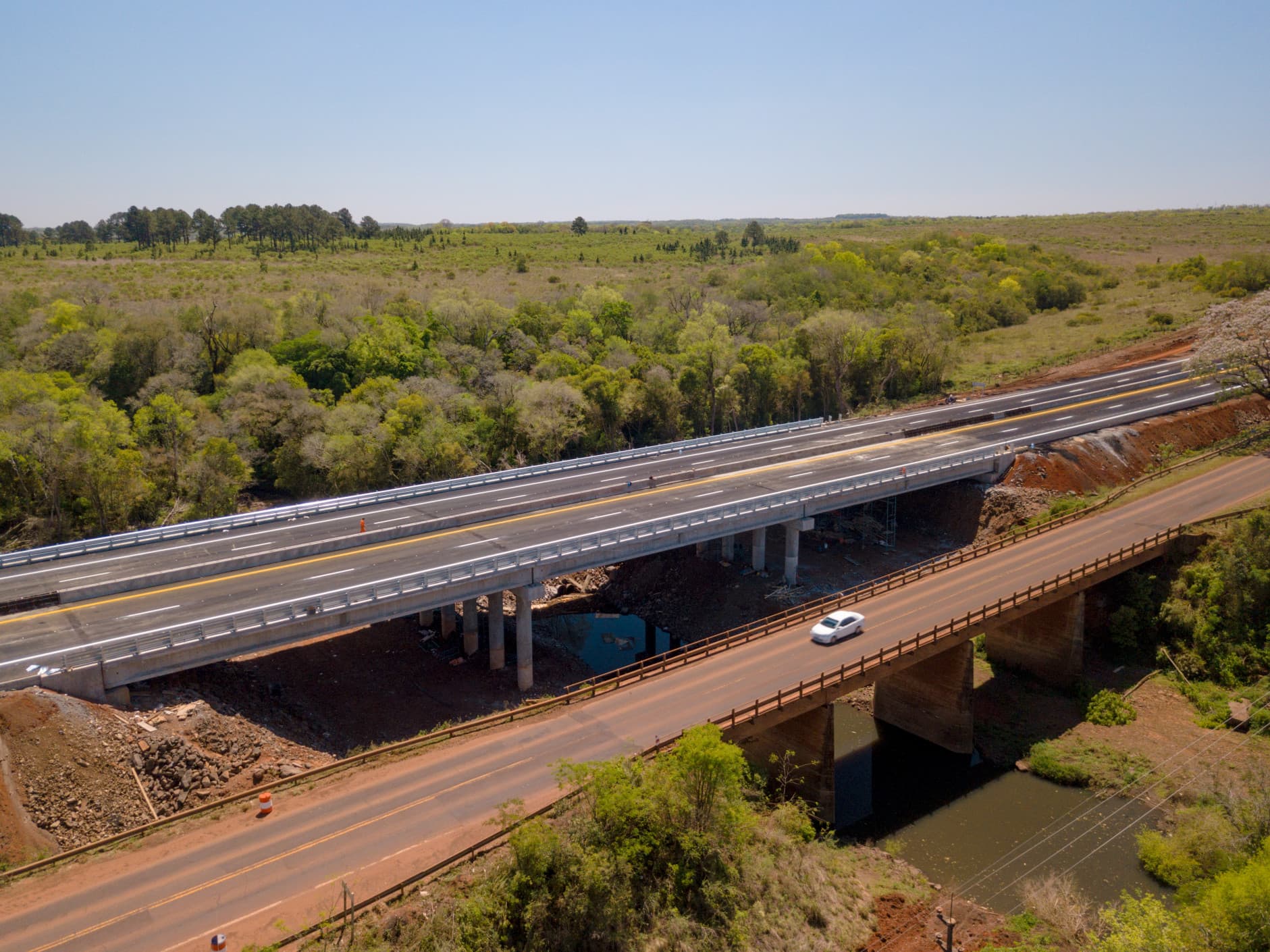 Puente del corredor vial rodeado de la Selva Paranaense